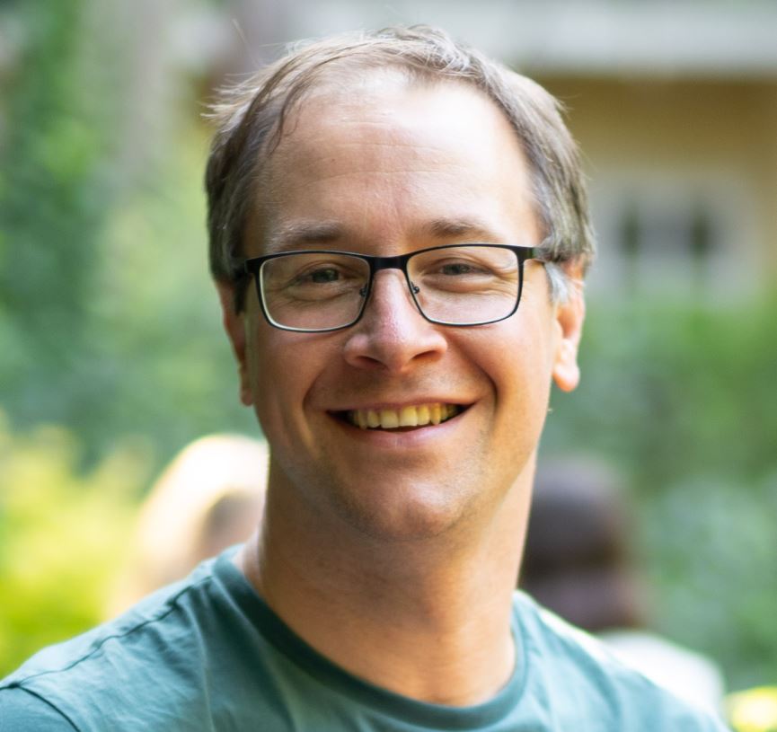 Portraitfoto von Mathias Tötzl, systemischer Psychotherapeut in Ausbildung unter Supervision in 1030 Wien